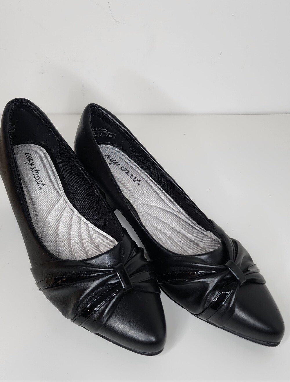 Easy Street Black Pointed-Toe Slip-On Flats Pump  Size 8W